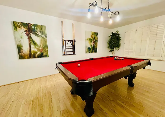 Holiday home Escape With Heated Pool, Billiards & Firepit Fun