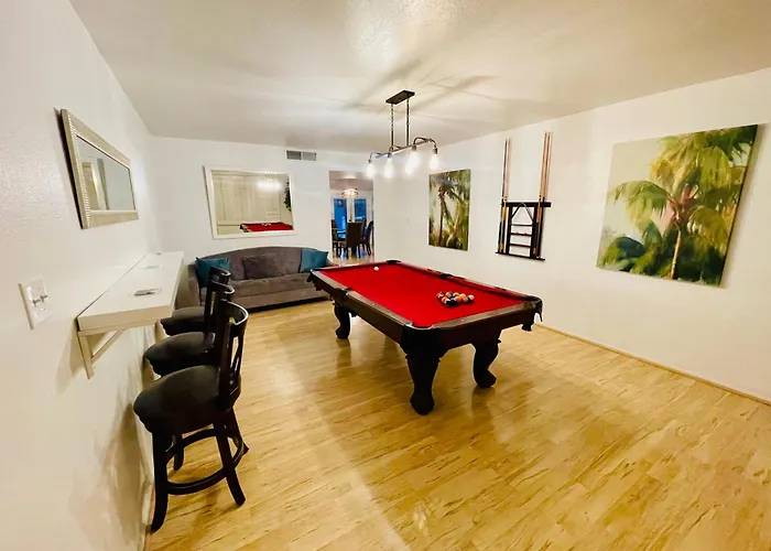 Holiday home Escape With Heated Pool, Billiards & Firepit Fun *