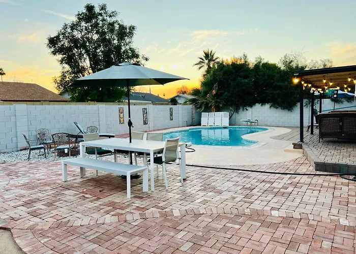 Escape With Heated Pool, Billiards & Firepit Fun Holiday home Tempe