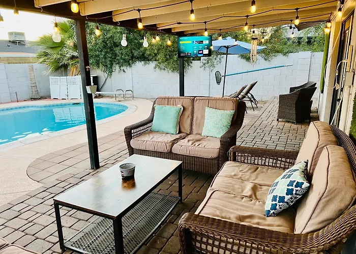Escape With Heated Pool, Billiards & Firepit Fun Holiday home *
